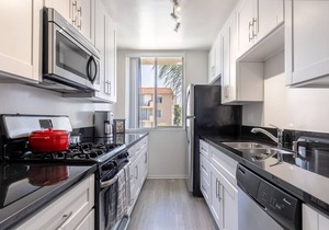 Bright Brentwood 2BR w/Outdoor Pool, walk to shops, by Blueground