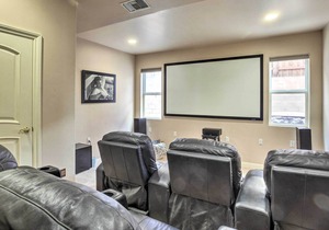 Central San Diego Home: Fireplaces & Fire Pit