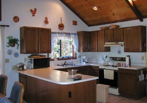 Chalet Style Cabin, 1/2 mile to Chambers Landing Beach