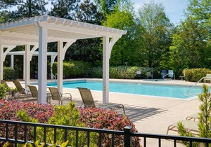 Charming Cottage w/Lake Views, Golf Cart, Beach Tram, Tropical Pool, Hot Tub.
