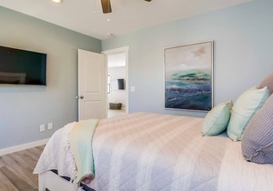 Chic condo near all the fun & stores w/deck, gas grill, private washer/dryer