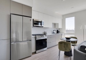Chic Emeryville Studio w/Pool, Gym & W/D, walk to Safeway, by Blueground