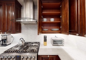 "City Chic, Cozy, Luxurious New Condo Beverly Hills Adjacent"