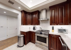 "City Chic, Cozy, Luxurious New Condo Beverly Hills Adjacent"