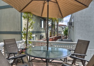 Comfortable coastal condo one block from the beach in Pier Bowl
