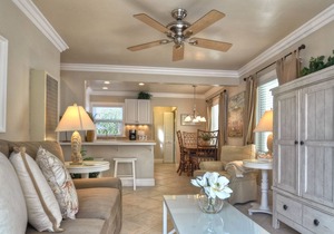 Comfortable coastal condo one block from the beach in Pier Bowl