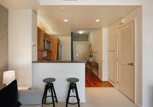 Comfortable Condo Near Ballpark