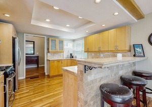 Contemporary condo with outdoor living area - 2 blocks to beach access