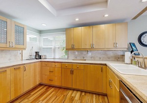 Contemporary condo with outdoor living area - 2 blocks to beach access