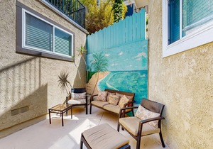 Contemporary condo with outdoor living area - 2 blocks to beach access