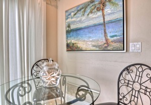 Cozy condo with full kitchen & ocean view, near town & beach