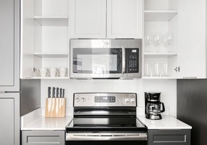 Deluxe Redondo Beach 1BR w/Pool, Gym & W/D, walk to Beach, by Blueground