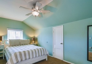 Dog-friendly beach home w/private patio, wine bar, gas grill, washer/dryer