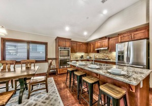 Great location- walk to Heavenly! Tahoe woods #603