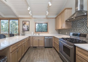 Highlands Beauty - bright, fresh, spacious, big sunny deck, Rare- has AC, near Tahoe City