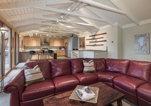 Highlands Beauty - bright, fresh, spacious, big sunny deck, Rare- has AC, near Tahoe City