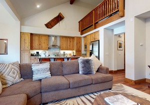 Large, 3 Suites, Mountain Views, Gorgeous Location. Gas Grill, Washer/Dryer