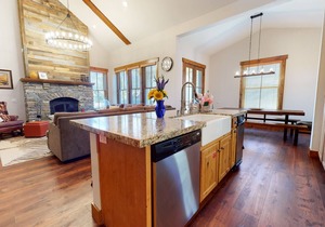 Large, 3 Suites, Mountain Views, Gorgeous Location. Gas Grill, Washer/Dryer