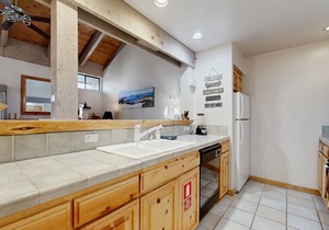 Lofted gem close to the lake with pool, hot tub, beach access & WiFi