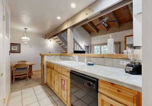 Lofted gem close to the lake with pool, hot tub, beach access & WiFi