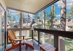 Lofted gem close to the lake with pool, hot tub, beach access & WiFi
