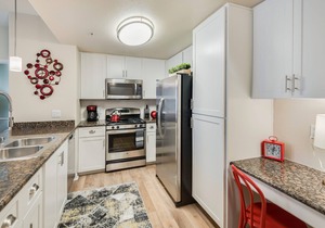 Lovely 2-Bedroom With Private Garage For Long Stays