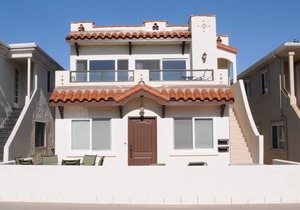 Lovely upper unit with amazing balcony for grilling & chilling