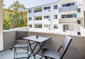 Mod Brentwood 1BR w/Pool, walk to San Vicente shops, by Blueground