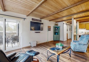 Modern condo on the lake with pool, hot tub & balcony - short walk to the beach