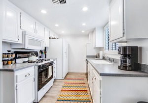 Modern condo with mountain view, private balcony, pools