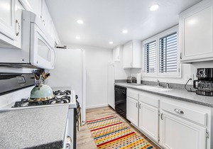 Modern condo with mountain view, private balcony, pools