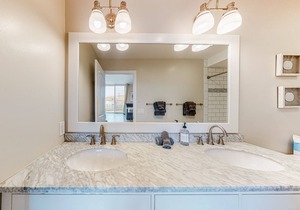 Newly remodeled home w/great location, balcony, bay views, central A/C