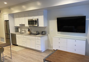 Palisades Tahoe Lodge: Remodeled slopeside condo w/kitchenette &/Ski Area View