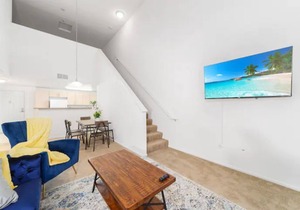 Penthouse 2 bedroom! Jacuzzi! Free Parking!