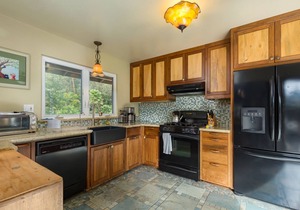 Pleasure Point walk to beaches and surf from charming, private and spacious home