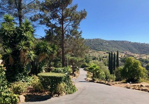 Quiet hilltop guest house with great views