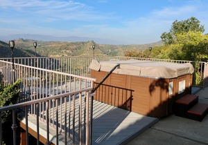 Quiet Hilltop Home With Stunning Hill Top And Valley Views