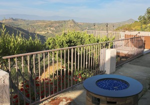 Quiet Hilltop Home With Stunning Hill Top And Valley Views