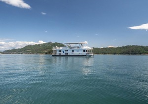 Shasta Marina at Packers Bay's Thoroughbred Houseboat