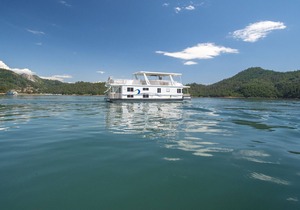 Shasta Marina's Thoroughbred Houseboat.