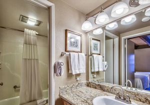 Spacious 3 Bedroom plus Loft Lakefront Townhome by RedAwning