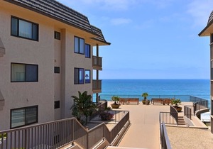 Spacious Beach Front Condo-Resort Like Amenities Pool And Spa