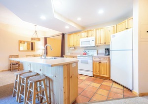 Spacious condo that sleeps 4, steps from the lifts, free wifi & parking
