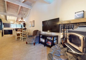 Spacious Home, Washer/Dryer. Quiet Location near Biking Trails. Pool On-site