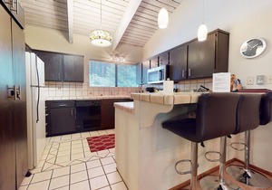 Spacious Home, Washer/Dryer. Quiet Location near Biking Trails. Pool On-site