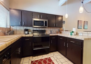 Spacious Home, Washer/Dryer. Quiet Location near Biking Trails. Pool On-site