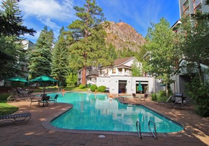 Squaw Valley Lodge, : Updated studio. Hot Tubs, Sauna. Summer Pool & Tennis.