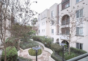 Sunny Playa Vista 2BR w/Pool, Gym & W/D, nr 405, by Blueground