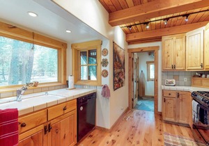 Tahoma hideaway near lake, trails & mountain vibes