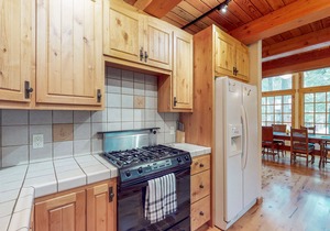 Tahoma hideaway near lake, trails & mountain vibes